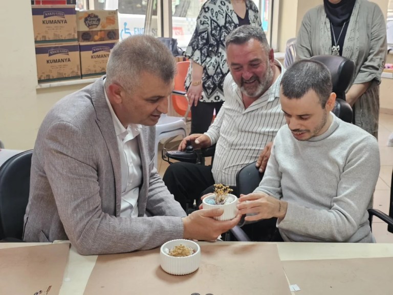 Gölcük’te özel bireylerden el emeği mumlar