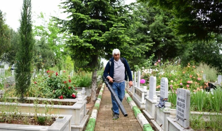 Çayırova mezarlıkları bayrama hazır!
