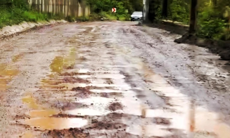 Gölcük Lütfiye’de bozuk yol isyanı