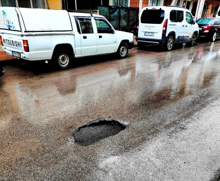 İzmit Kadıköy’de yol çökmesi tehlike saçıyor!