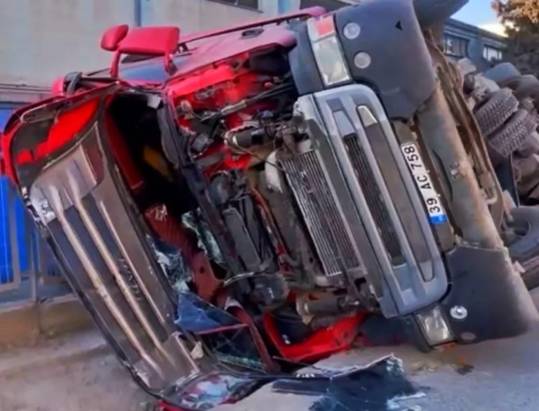 Gebze’de kontrolden çıkan tır yan yattı!