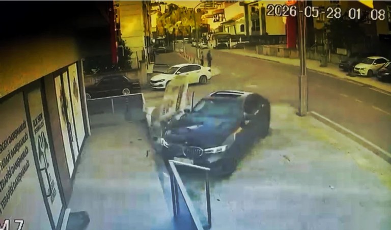 Alikahya’da Otomobil Kliniğe Daldı!