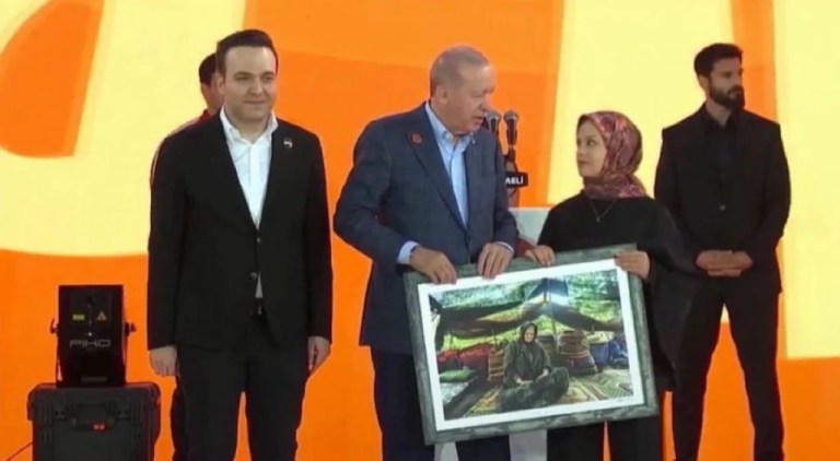 Erdoğan’la sahneye çıkan fenomen tepki çekti