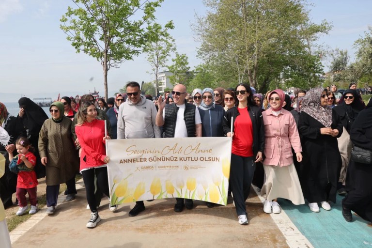 Darıca Anneler Günü’nü yürüyüşle kutladı