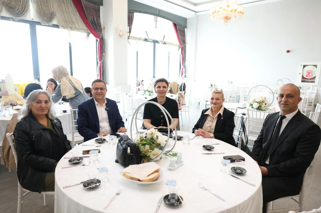 Minik Kalplerden Annelerine Sevgi Dolu Kutlama