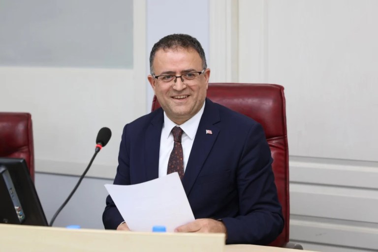 Başkan Gökçe, Derince’ye 12 yeni araç kazandırıyor