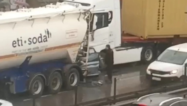 D-100’de otomobil kağıt gibi ezildi!
