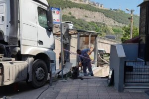 Hereke’de tır durağa daldı!