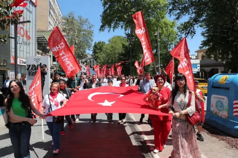 CHP İzmit’ten 19 Mayıs’a coşkulu yürüyüş