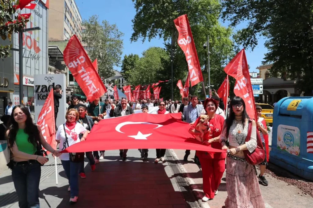 CHP İzmit’ten 19 Mayıs’a coşkulu yürüyüş