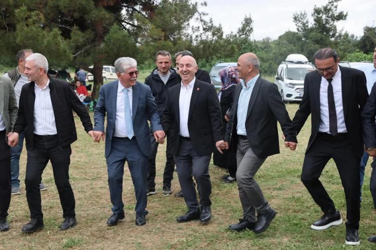 Başkanlar şenlikte halay çekti
