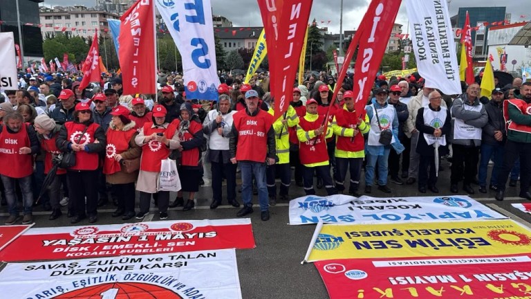 İzmit’te 1 Mayıs’ta Binlerce İşçi Yağmura Rağmen Yürüdü