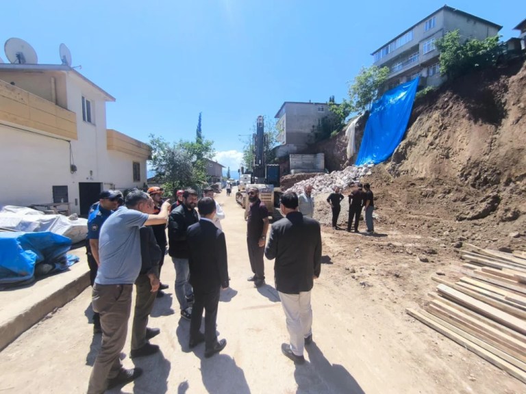 Vali Aktaş, İzmit’teki toprak kaymasını inceledi