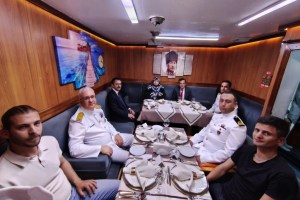 Vali Aktaş’tan TCG Tayfun Hücumbotu’na ziyaret