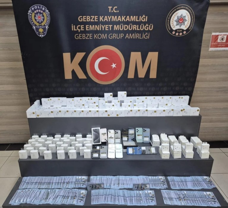 Gebze’de kaçak telefon ve sahte dolar ele geçirildi!