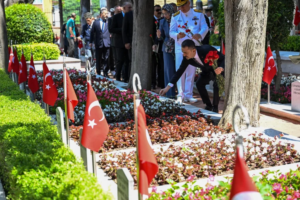 Vali Aktaş şehitlikleri ziyaret etti