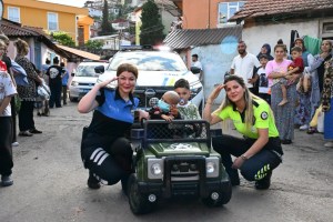 Polislerden lösemi hastası Medine’ye bayram sürprizi
