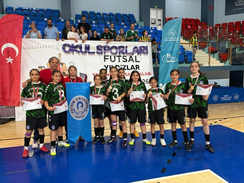 Petkim Ortaokulu futsalda ilk 8’e girdi