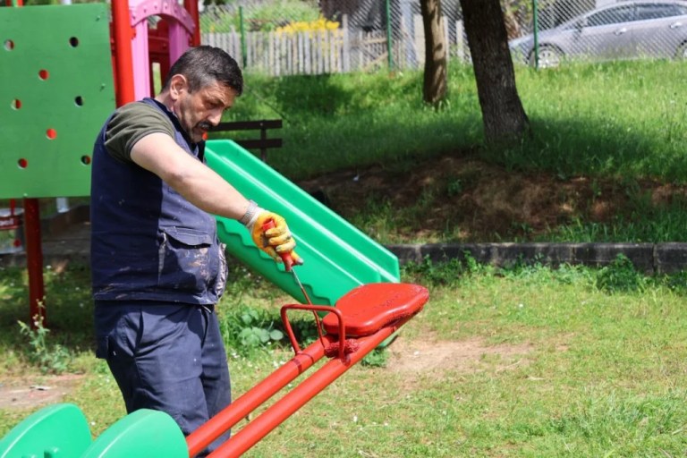 Kartepe’de parklar çocuklar için yenileniyor