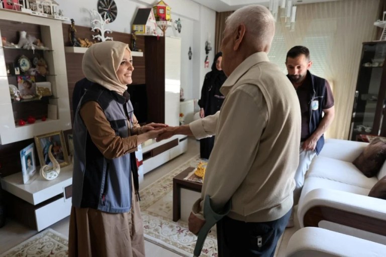 Kartepe’de Bayramda Büyükler Yalnız Kalmadı