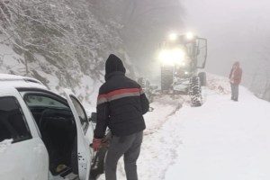 Kartepe’de kar altında mahsur kalanlar kurtarıldı!