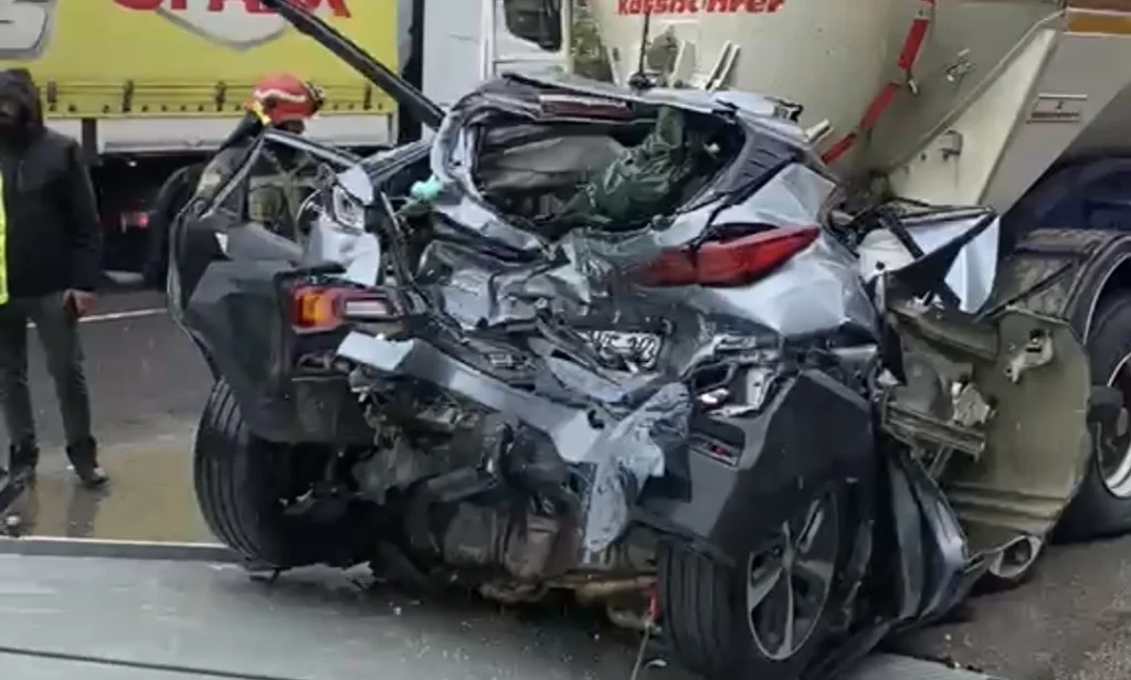 İki tır arasında ezilen otomobilden sağ çıktı!