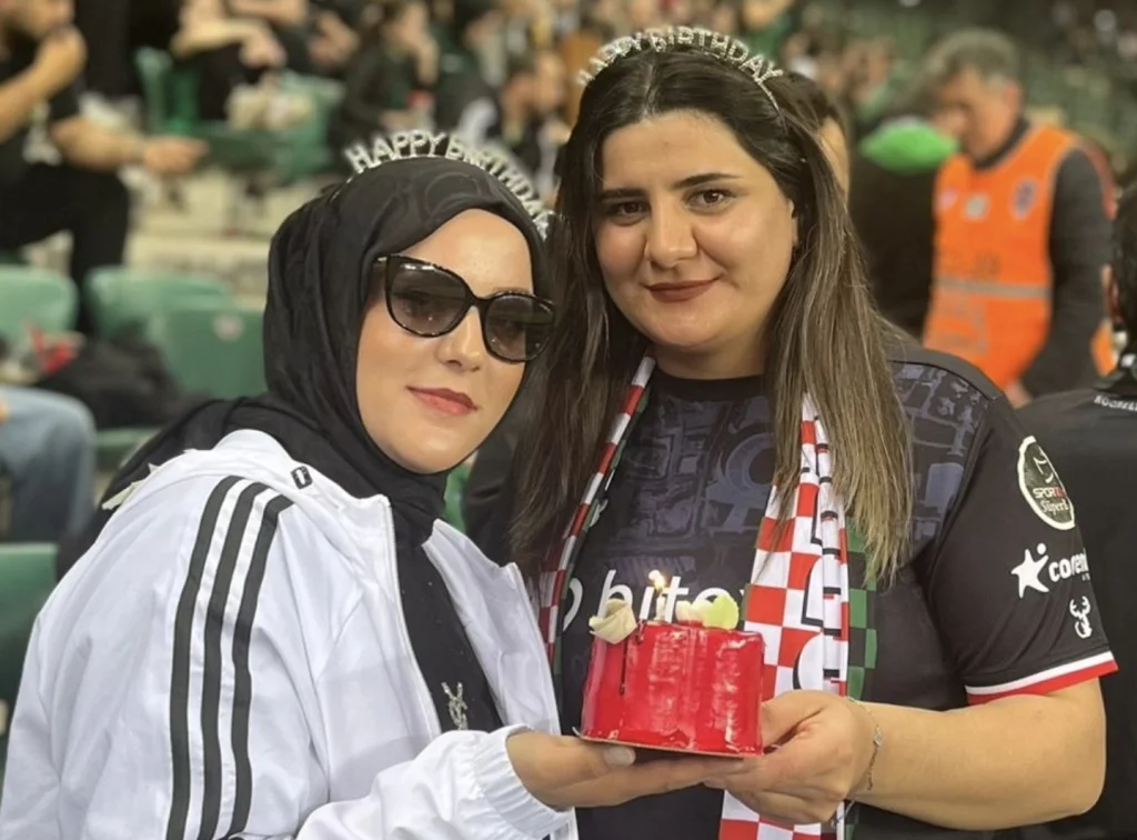 Kocaelispor tribünlerinde dostluk kutlaması
