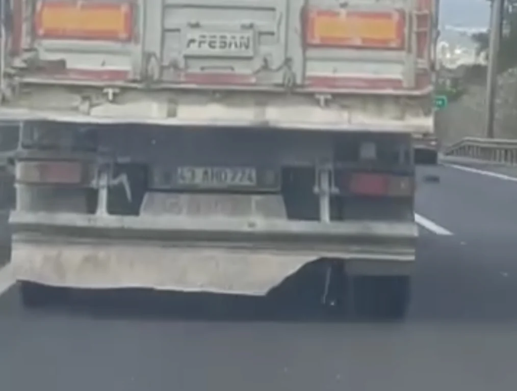 Mıcır yüklü tır otoyolda dehşet saçtı!