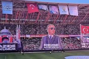 Kocaeli’de Erdoğan’a gençlerden dev koreografi