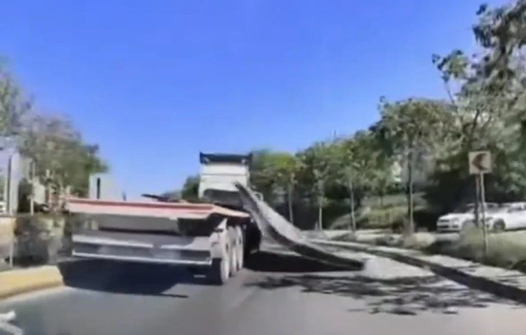 Tuzla’da tırdan dev demir yola savruldu!