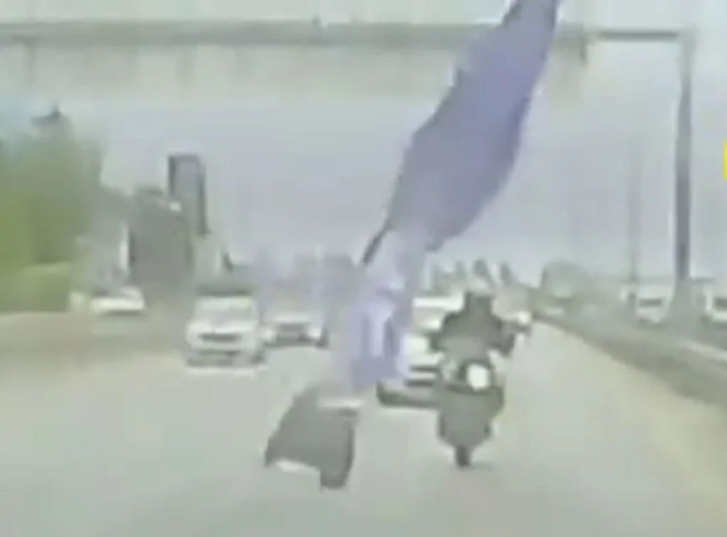 Gebze’de düşen pankart motosiklet kazasına yol açtı!