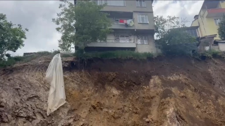İzmit’te toprak kayması paniği!