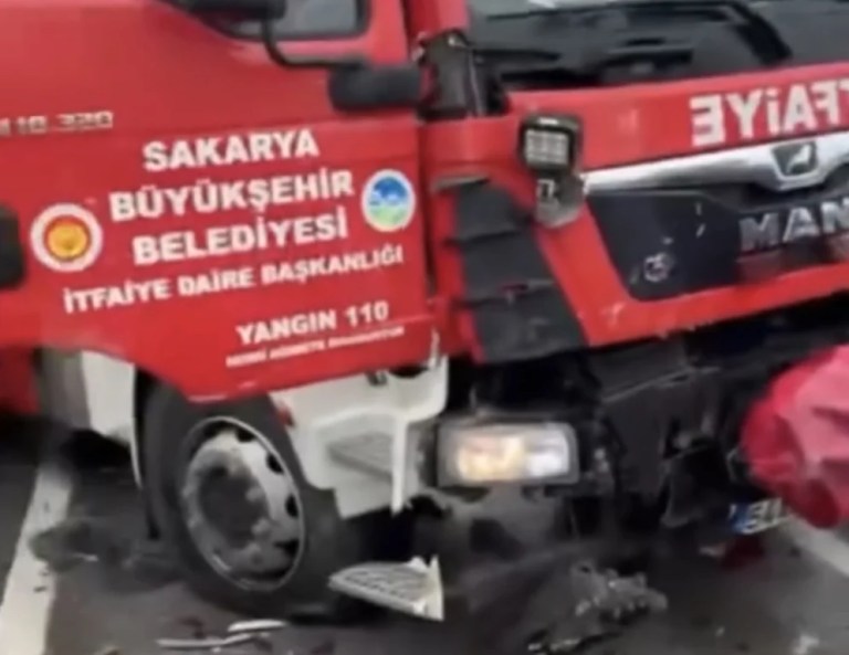 Akyazı’da zincirleme kazada 4 yaralı!