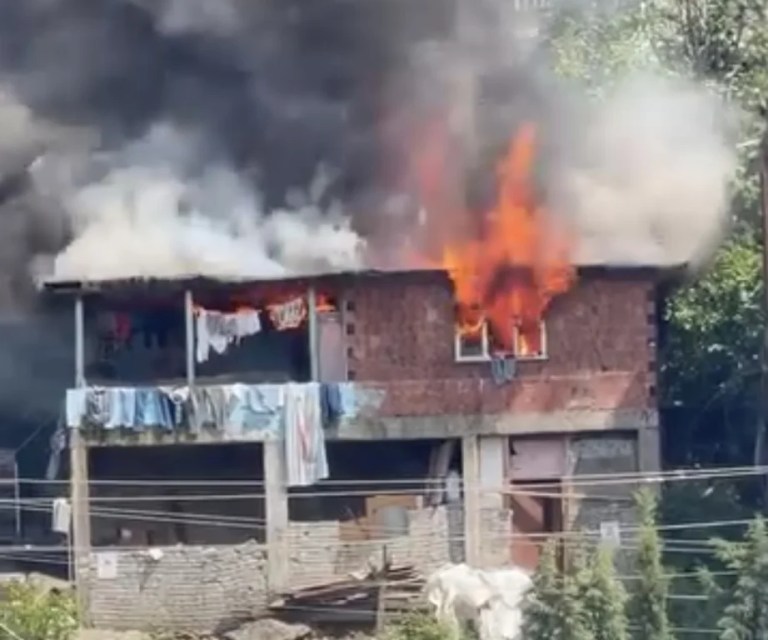 Dilovası’nda ev alev alev yandı!