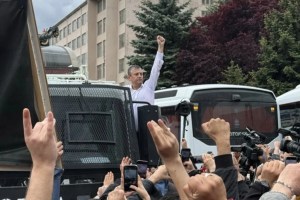 Özgür Özel Genel Merkez’den Meclis’e yürüyor