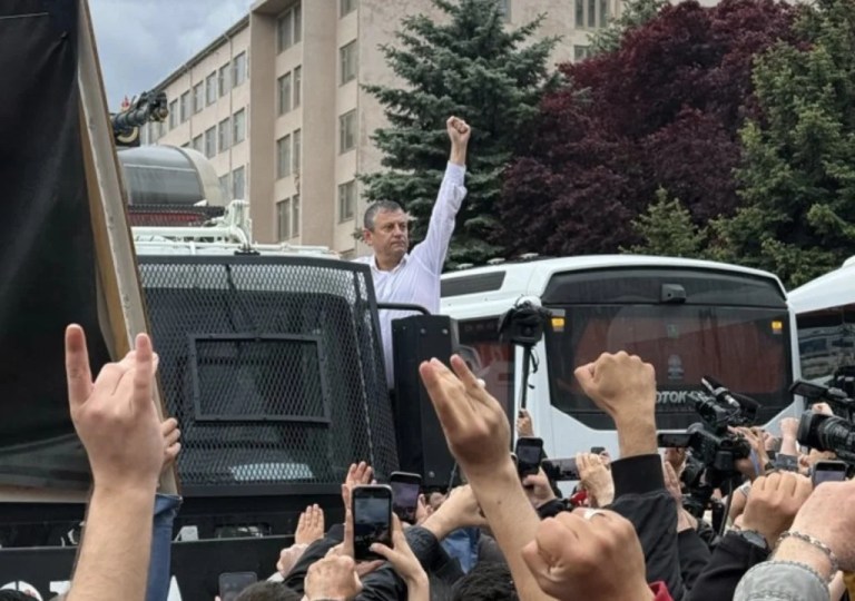 Özgür Özel Genel Merkez’den Meclis’e yürüyor