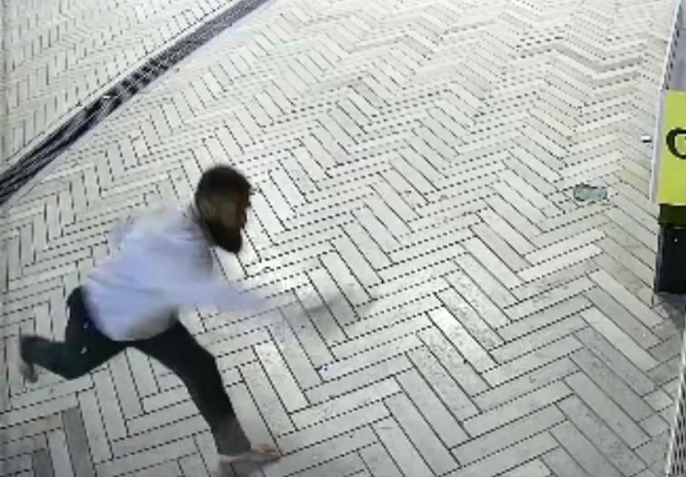 İzmit’te camları kıran vandal yakalandı!