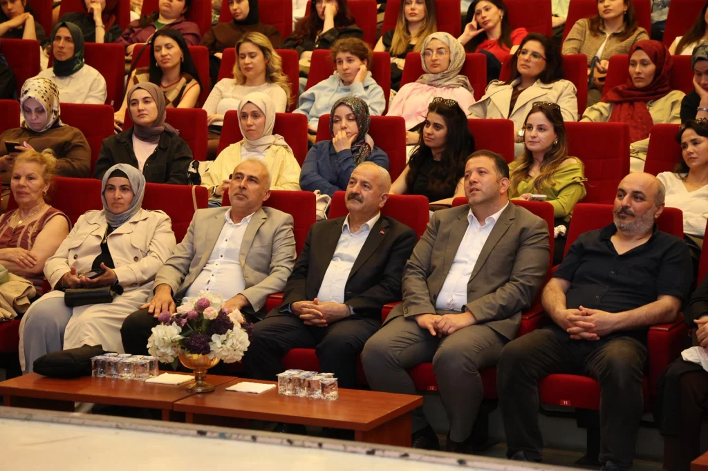 Gebze’de Beyhan Budak söyleşisine yoğun ilgi