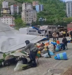 Artvin'de Fırtına Pazar Tezgahlarını Devrildi