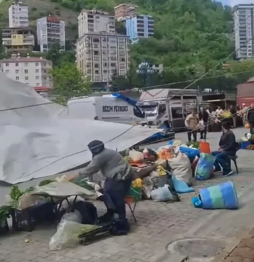 Artvin'de Fırtına Pazar Tezgahlarını Devrildi