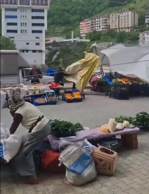Artvin'de Fırtına Pazar Tezgahlarını Devrildi