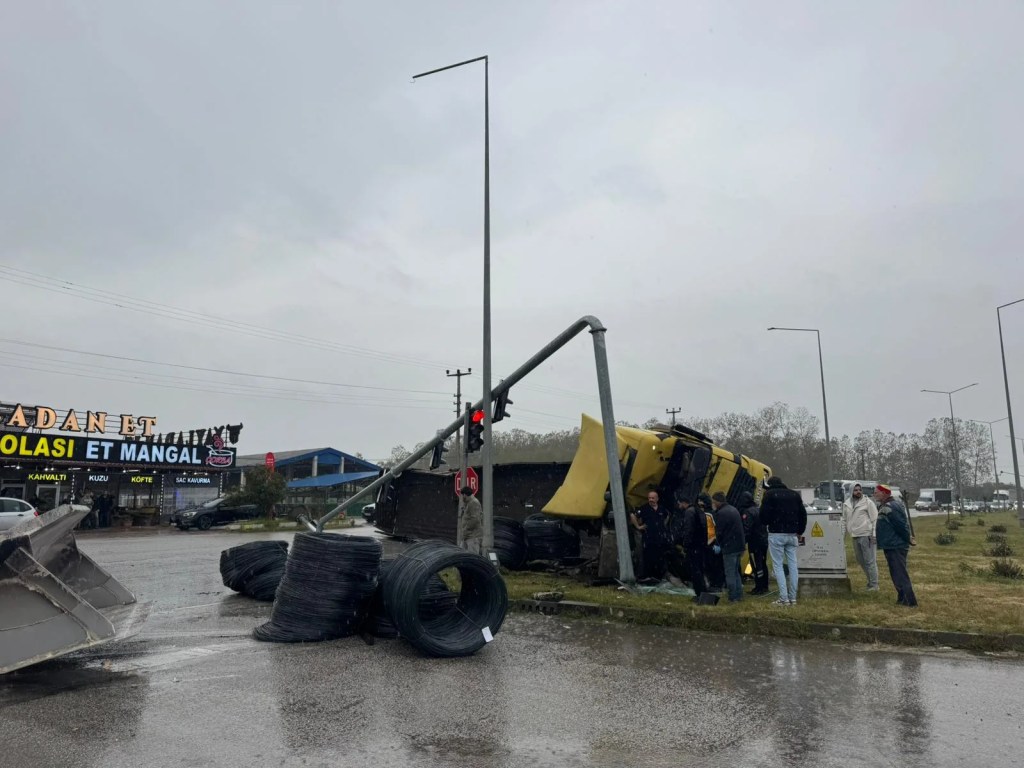 Tır Samsun'da Aydınlatma Direğine Çarptı