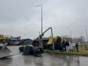 Tır Samsun'da Aydınlatma Direğine Çarptı