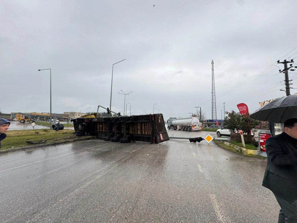 Tır Samsun'da Aydınlatma Direğine Çarptı