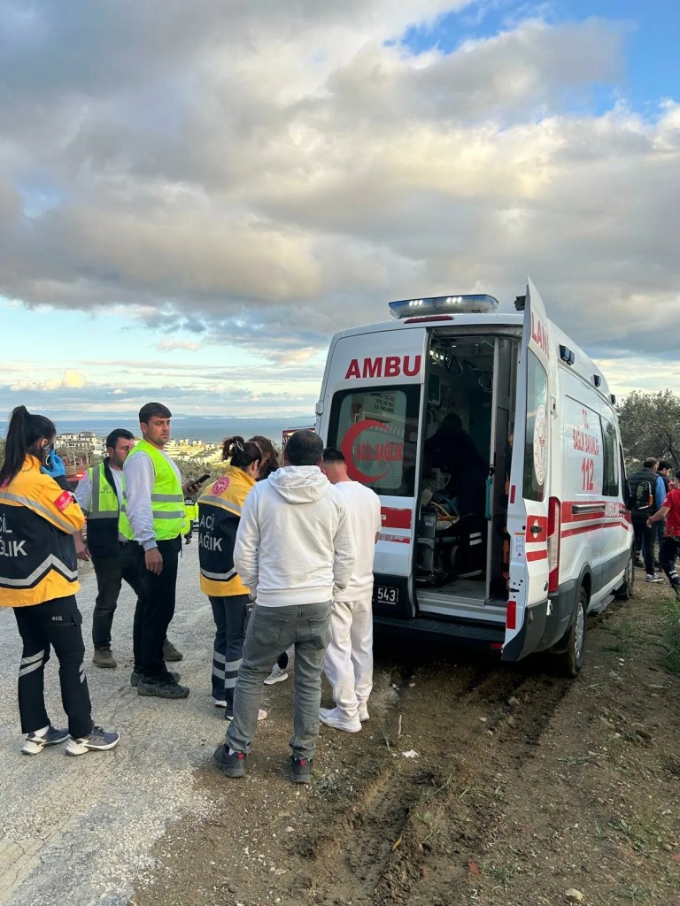 Çanakkale Ayvacık'ta otomobil dereye yuvarlandı
