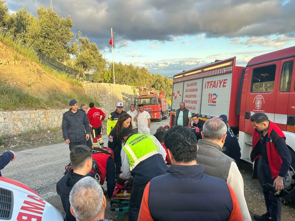 Çanakkale Ayvacık'ta otomobil dereye yuvarlandı
