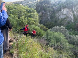 Çanakkale Ayvacık'ta otomobil dereye yuvarlandı