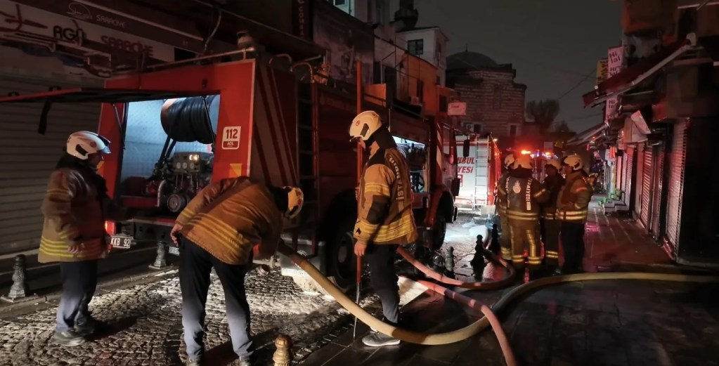 Fatih'te İş Merkezindeki Yangın Kontrol Altına Alındı