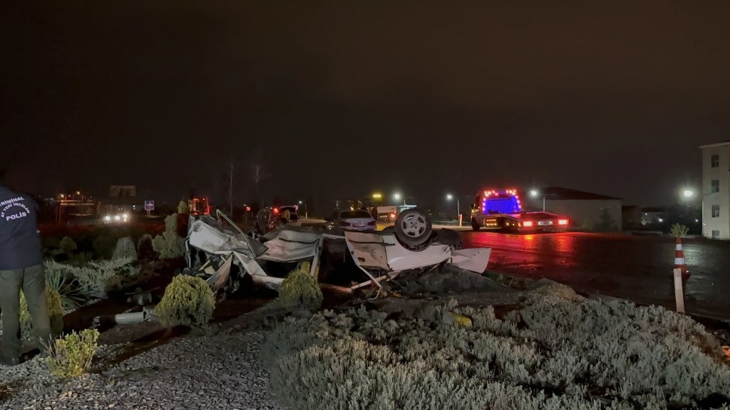 Niğde'de İki Otomobil Çarpıştı: Dört Yaralı