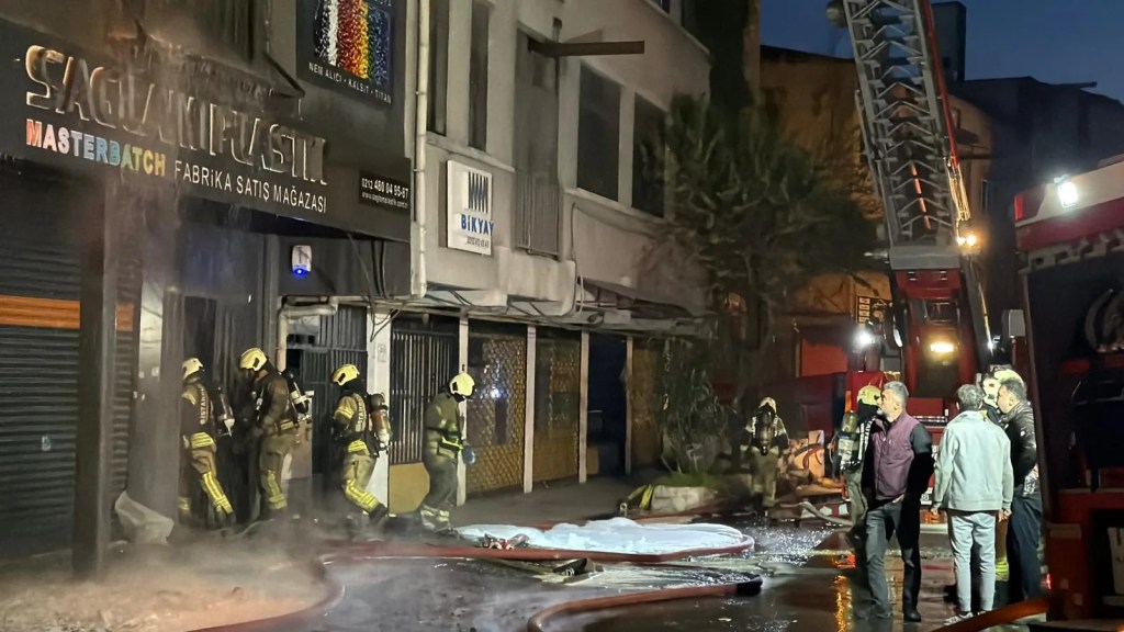 Bayrampaşa'da Plastik Malzeme Satışı Yapan İş Yerinde Yangın
